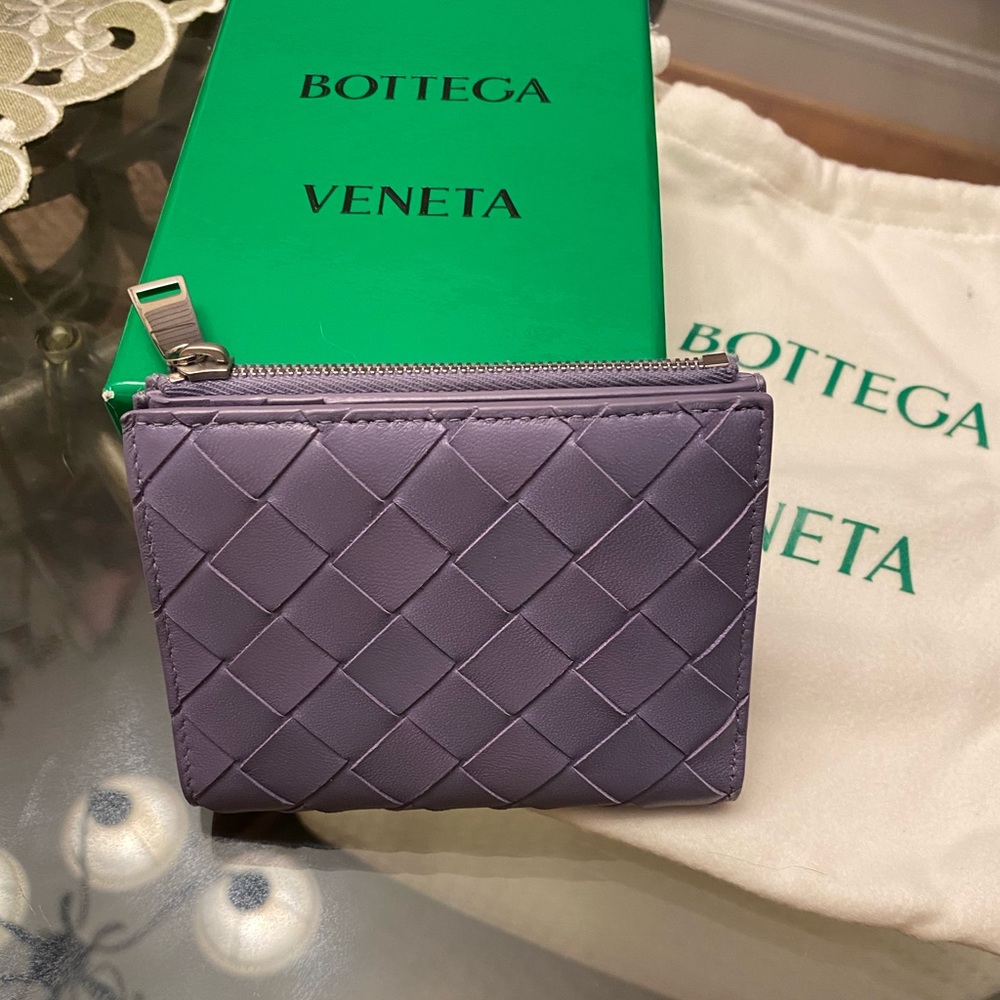Excellent condition ~ Bottega Veneta Bifold Zip Wallet in Lavender. - Picture 5 of 13